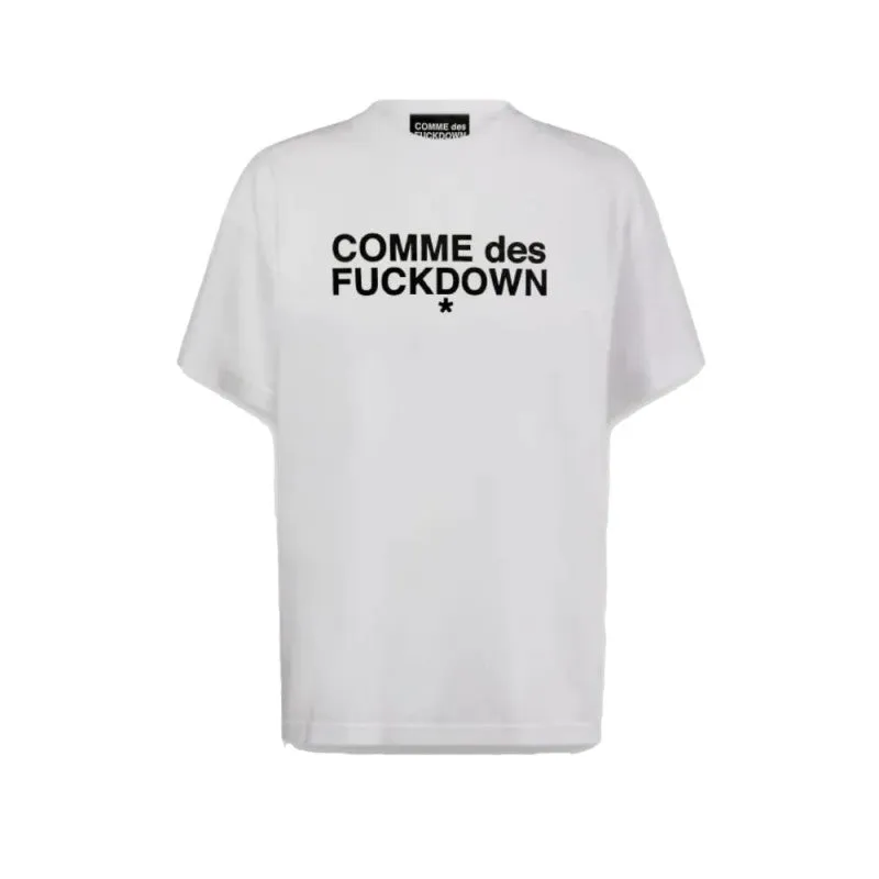 T-shirt over COMME des FUCKDOWN stampa logo bianco latte