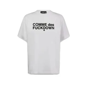 T-shirt over COMME des FUCKDOWN stampa logo bianco latte